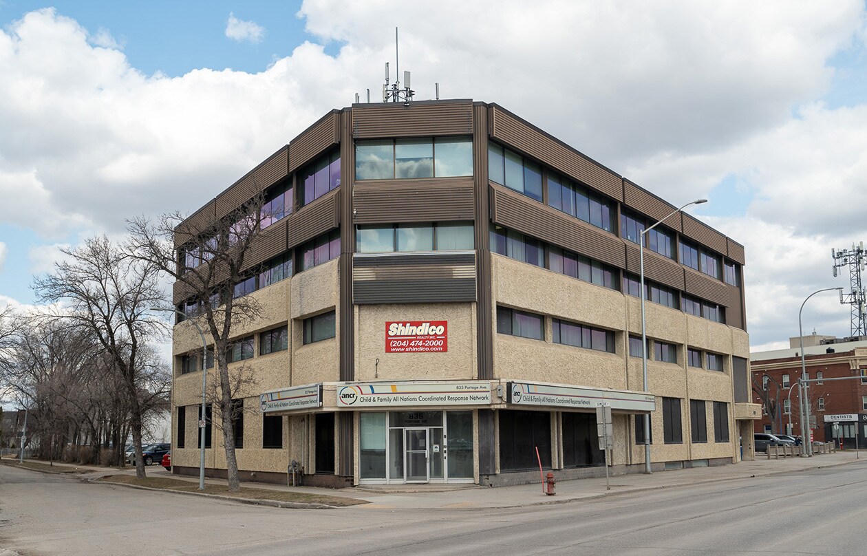 829, 831, 835 Portage Ave, Winnipeg, MB à louer Photo principale– Image 1 sur 17