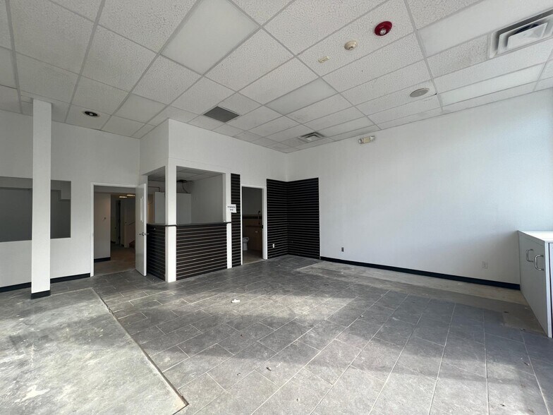 411 Jericho Tpke, New Hyde Park, NY à vendre - Photo de l’immeuble – Image 2 sur 22