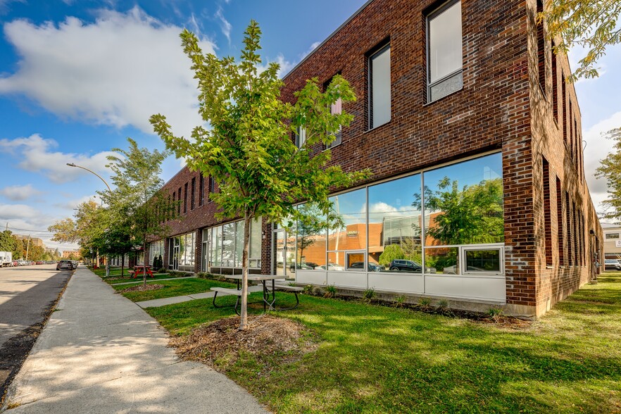 1550-1590 Rue Chabanel O, Montréal, QC à louer - Photo de l’immeuble – Image 2 sur 12