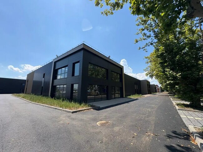 Plus de détails pour Local d’activités à vendre