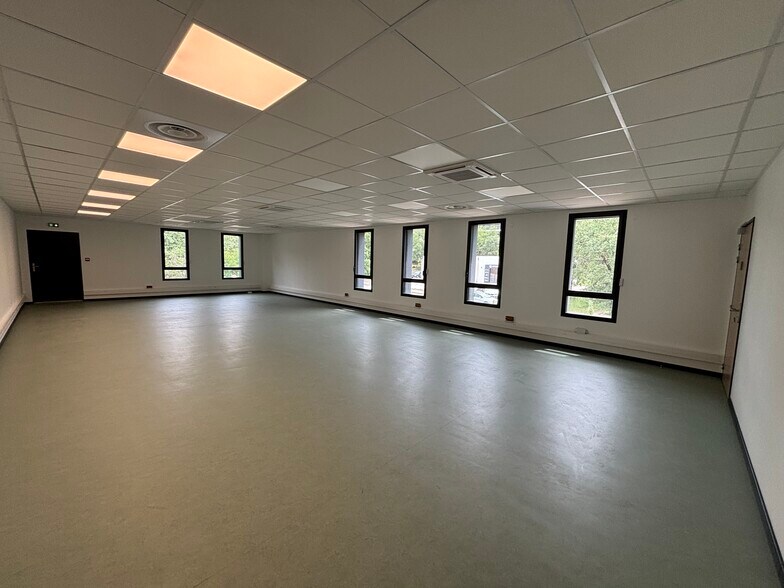 255 Avenue Des Chênes Verts, Brignoles à louer - Photo de l’immeuble – Image 2 sur 8