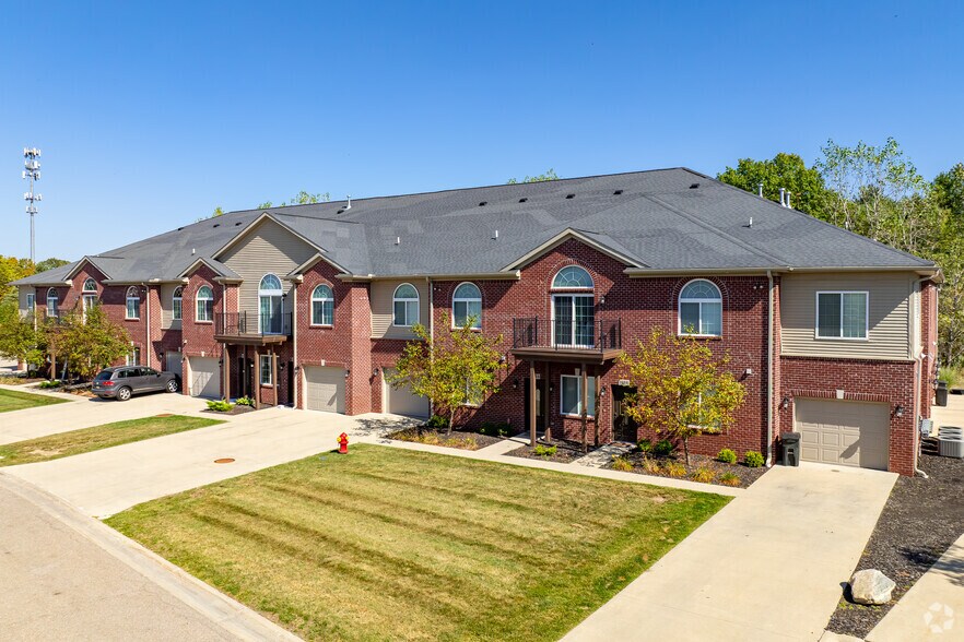 1100 Hunters Run Dr, Grand Blanc, MI à vendre - Photo principale – Image 1 sur 33