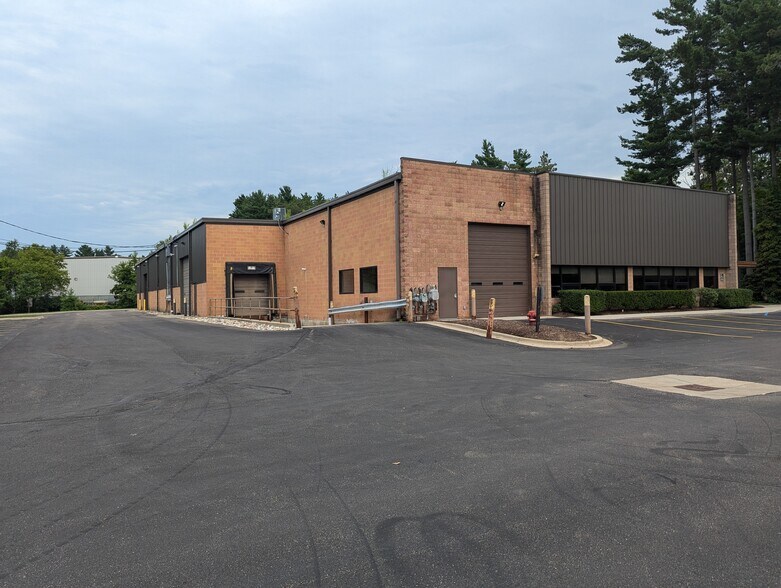 4305 Pineview Blvd, Commerce Township, MI à louer - Photo de l’immeuble – Image 3 sur 10