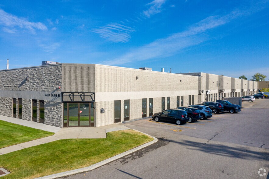 4420 75th Ave SE, Calgary, AB à louer - Photo de l’immeuble – Image 1 sur 5