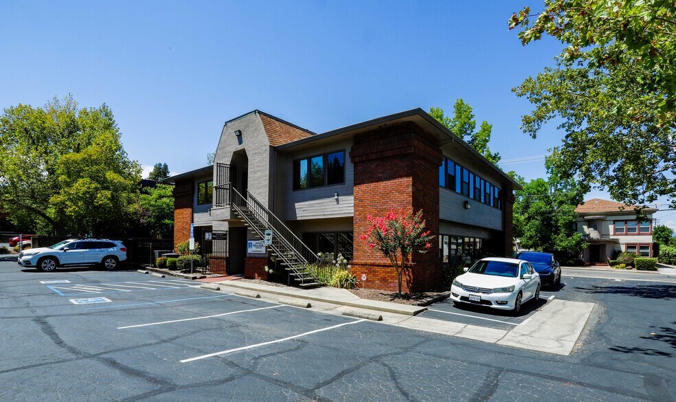 1945 Shasta St, Redding, CA à louer - Photo de l’immeuble – Image 1 sur 13