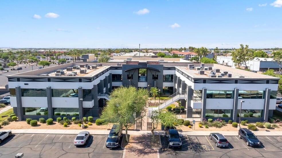 1553 W Todd Dr, Tempe, AZ à louer - Photo de l’immeuble – Image 1 sur 17