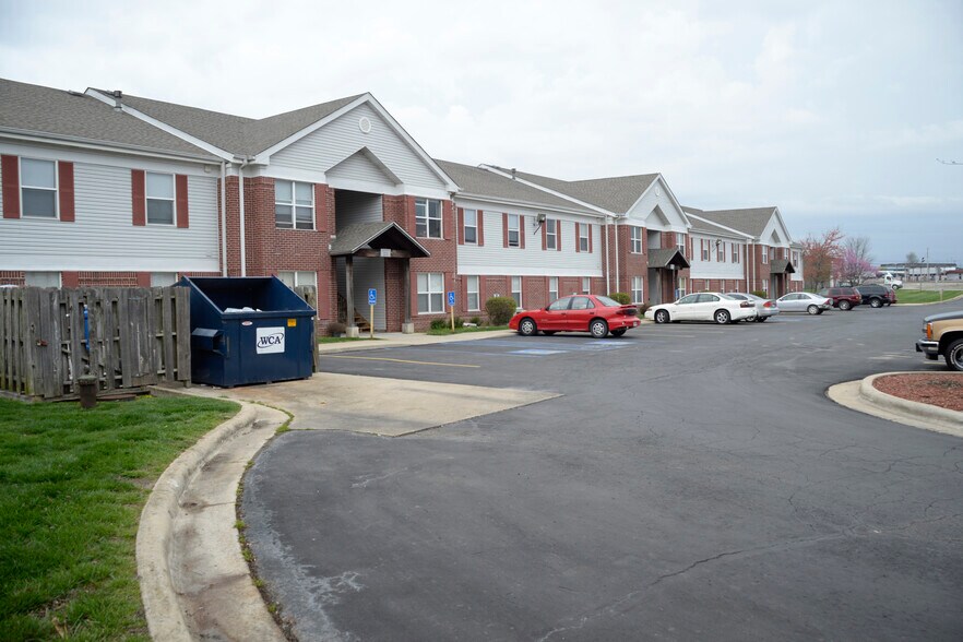 1031 Ivey Ln, Lebanon, MO à vendre - Photo de l’immeuble – Image 3 sur 17