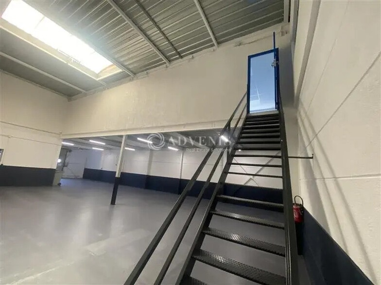 Local d’activités dans Orly à louer - Photo de l’immeuble – Image 1 sur 10