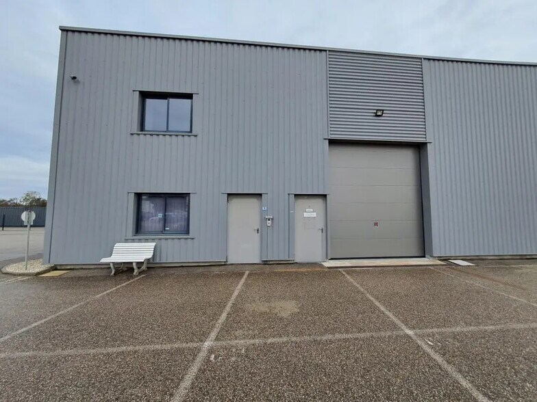 Local d’activités dans Saint-André-de-Corcy à louer - Photo de l’immeuble – Image 1 sur 7