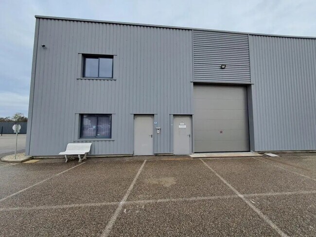 Plus de détails pour Local d'activités à louer