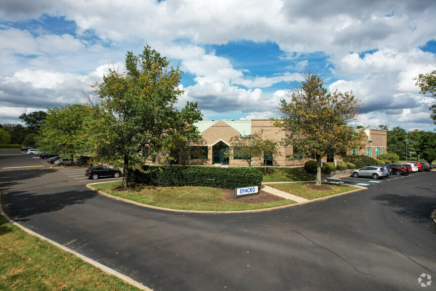 800 Town Center Dr, Langhorne, PA à louer - Photo de l’immeuble – Image 3 sur 24