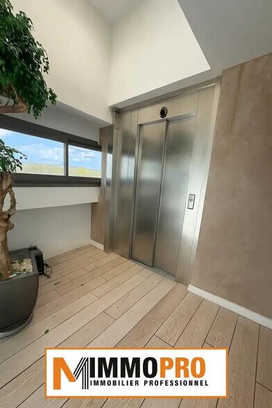 Bureau dans Fréjus à louer - Photo de l’immeuble – Image 1 sur 13