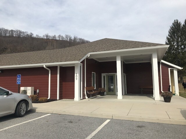 109 Old Virginia Ave, Rich Creek, VA à louer Photo principale– Image 1 sur 9