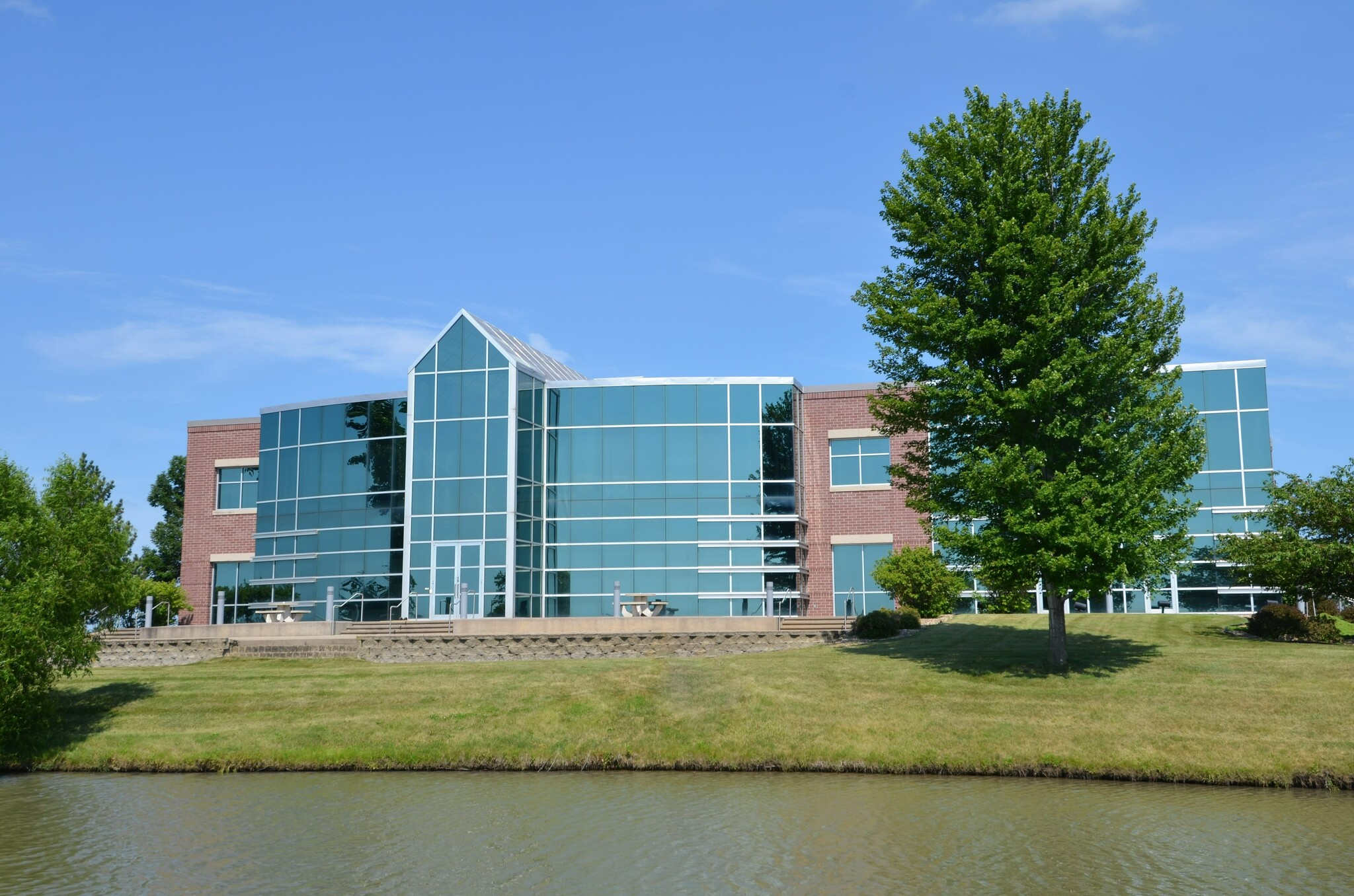 8710 Earhart Ln Sw, Cedar Rapids, IA à louer Photo de l’immeuble– Image 1 sur 4