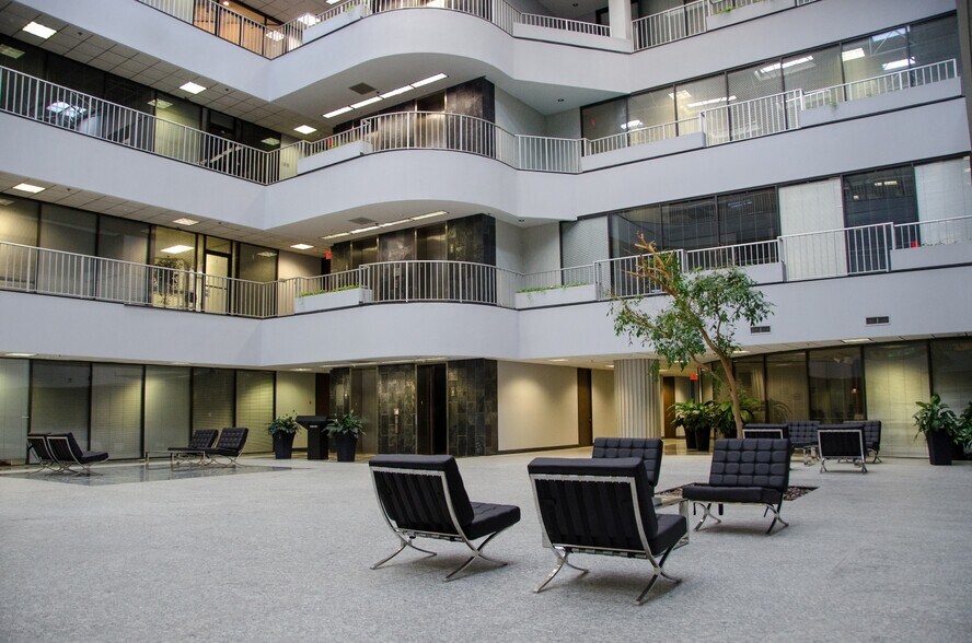 2900 Wilcrest Dr, Houston, TX à vendre - Photo de l’immeuble – Image 3 sur 5