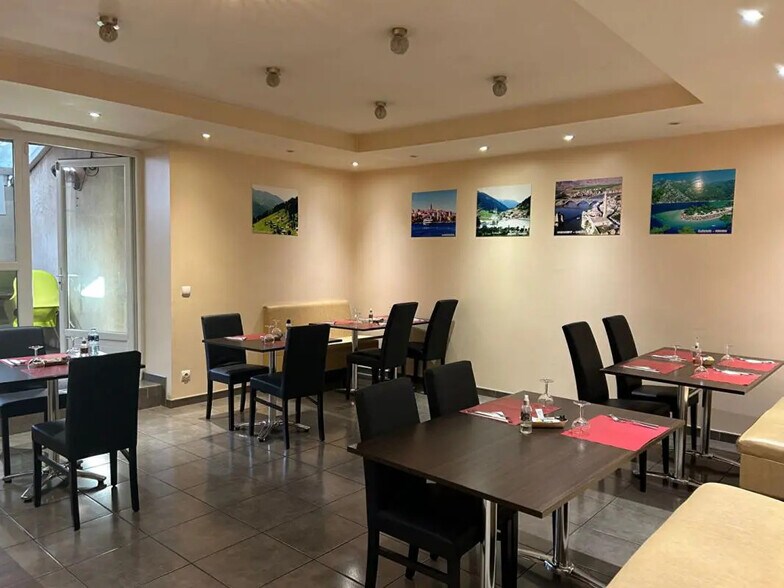 Local d’activités dans Bordeaux à louer - Photo de l’immeuble – Image 3 sur 7