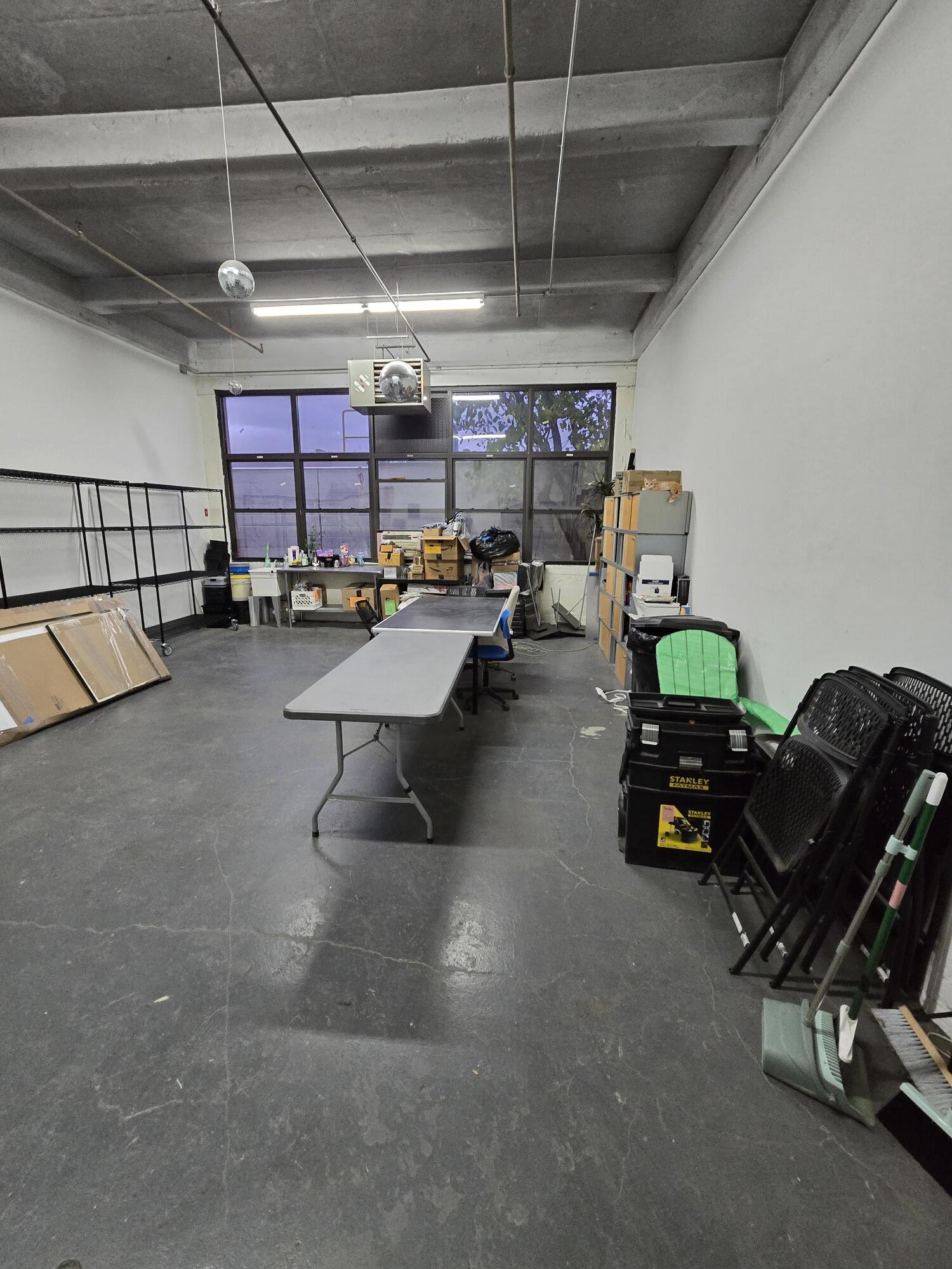 52-07 Flushing Ave, Maspeth, NY à louer Photo intérieure– Image 1 sur 4