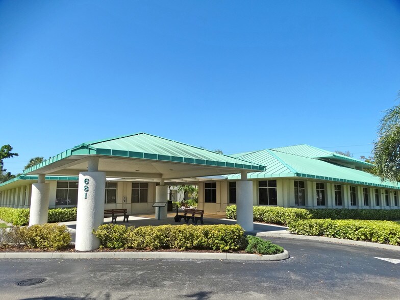 681 Goodlette Rd N, Naples, FL à louer - Photo de l’immeuble – Image 1 sur 31
