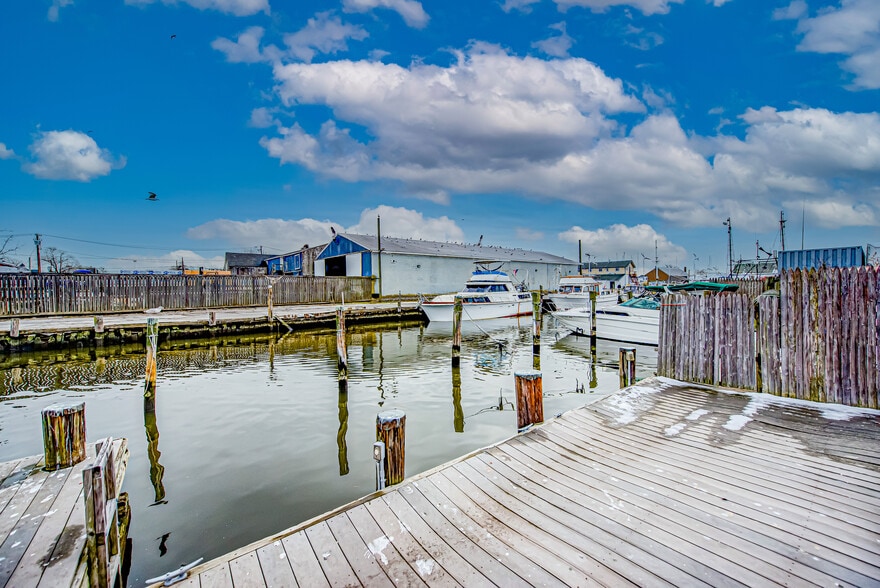 9 Degnon Blvd, Bay Shore, NY à vendre - Photo intérieure – Image 2 sur 14