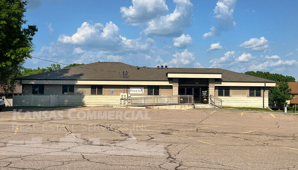 2945 SW Wanamaker Dr, Topeka, KS à louer - Photo de l’immeuble – Image 1 sur 5