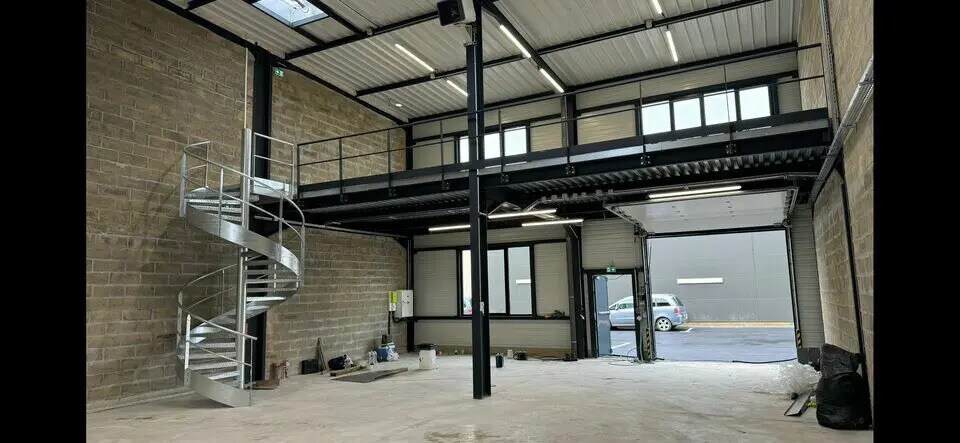 Local d'activités dans Nangis à vendre - Photo de l’immeuble – Image 3 sur 7