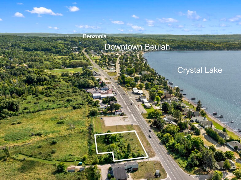 415 Michigan Ave, Beulah, MI à vendre - Aérien – Image 2 sur 2