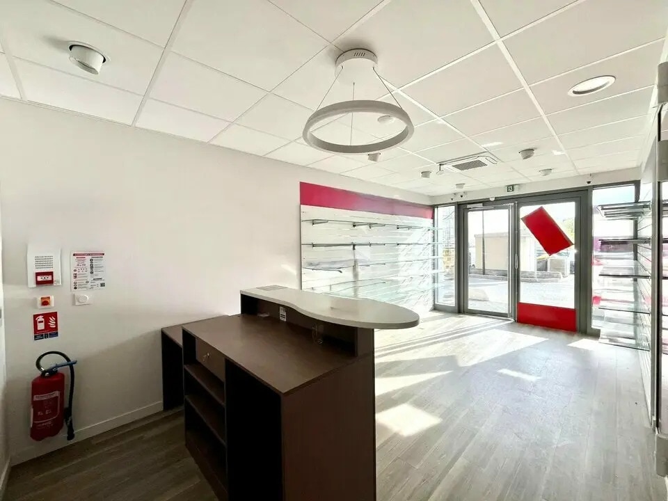 Local commercial dans Roquebrune-sur-Argens à louer Photo intérieure– Image 1 sur 6