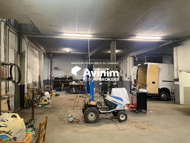 Local d'activités dans Joze à vendre - Photo de l’immeuble – Image 3 sur 11