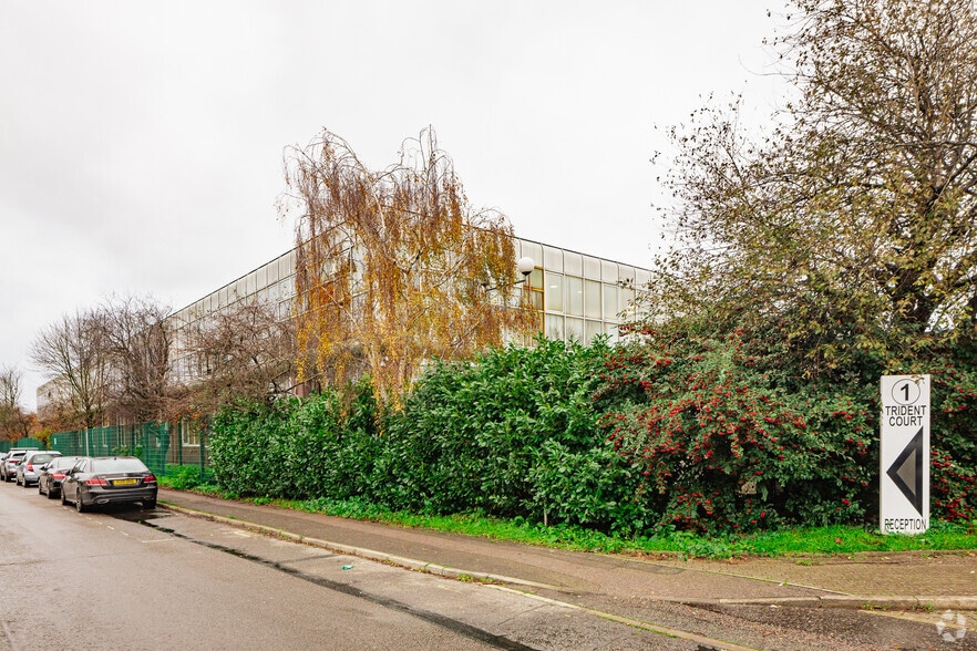 Oakcroft Rd, Chessington à louer - Photo de l’immeuble – Image 2 sur 4