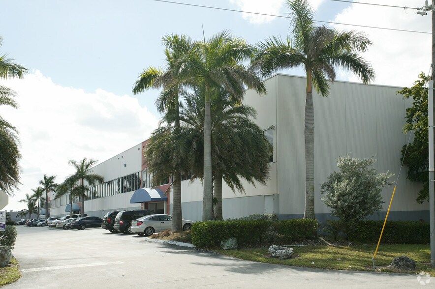 3520-3560 NW 72nd Ave, Miami, FL à louer - Photo de l’immeuble – Image 3 sur 10