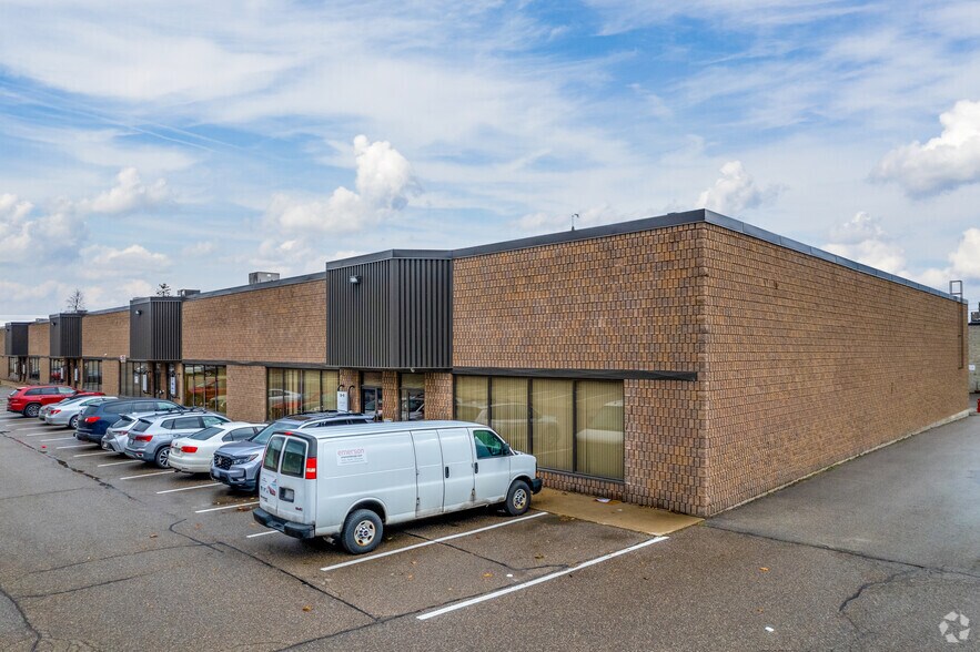 2320 Tedlo St, Mississauga, ON à louer - Photo de l’immeuble – Image 2 sur 5