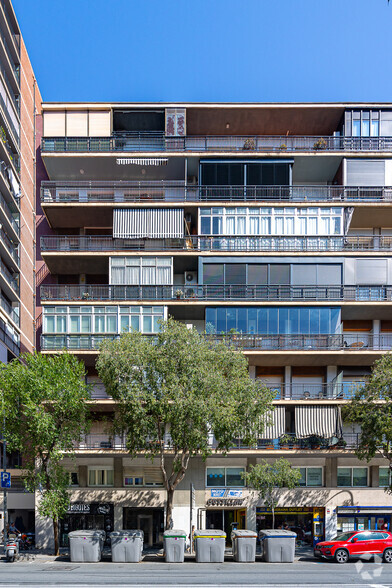 Immeuble residentiel dans Barcelone, Barcelona à vendre - Photo principale – Image 1 sur 1