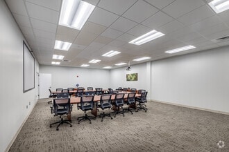 60-15 Little Neck Pky, Little Neck, NY à louer Photo intérieure– Image 2 sur 8