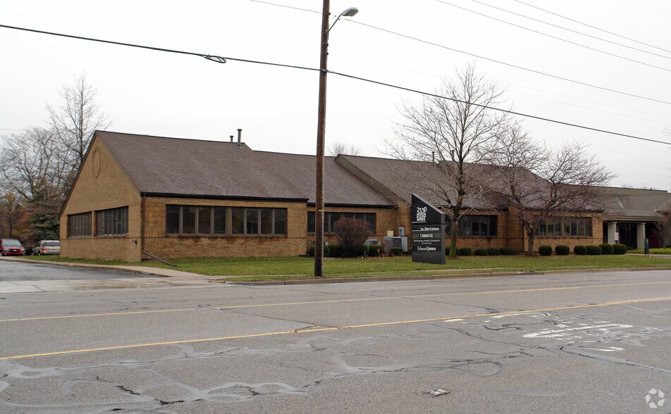 2330 E Stadium Blvd, Ann Arbor, MI à vendre - Photo principale – Image 1 sur 2