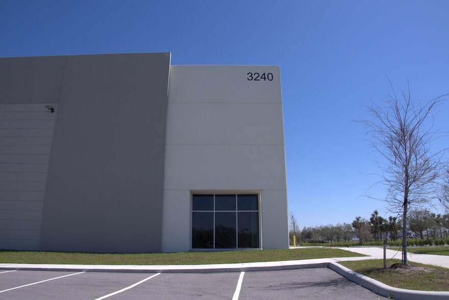 3240 Clover Ridge Ave, Ruskin, FL à louer - Photo de l’immeuble – Image 3 sur 17