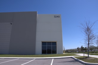 3240 Clover Ridge Ave, Ruskin, FL à louer Photo de l’immeuble– Image 1 sur 8