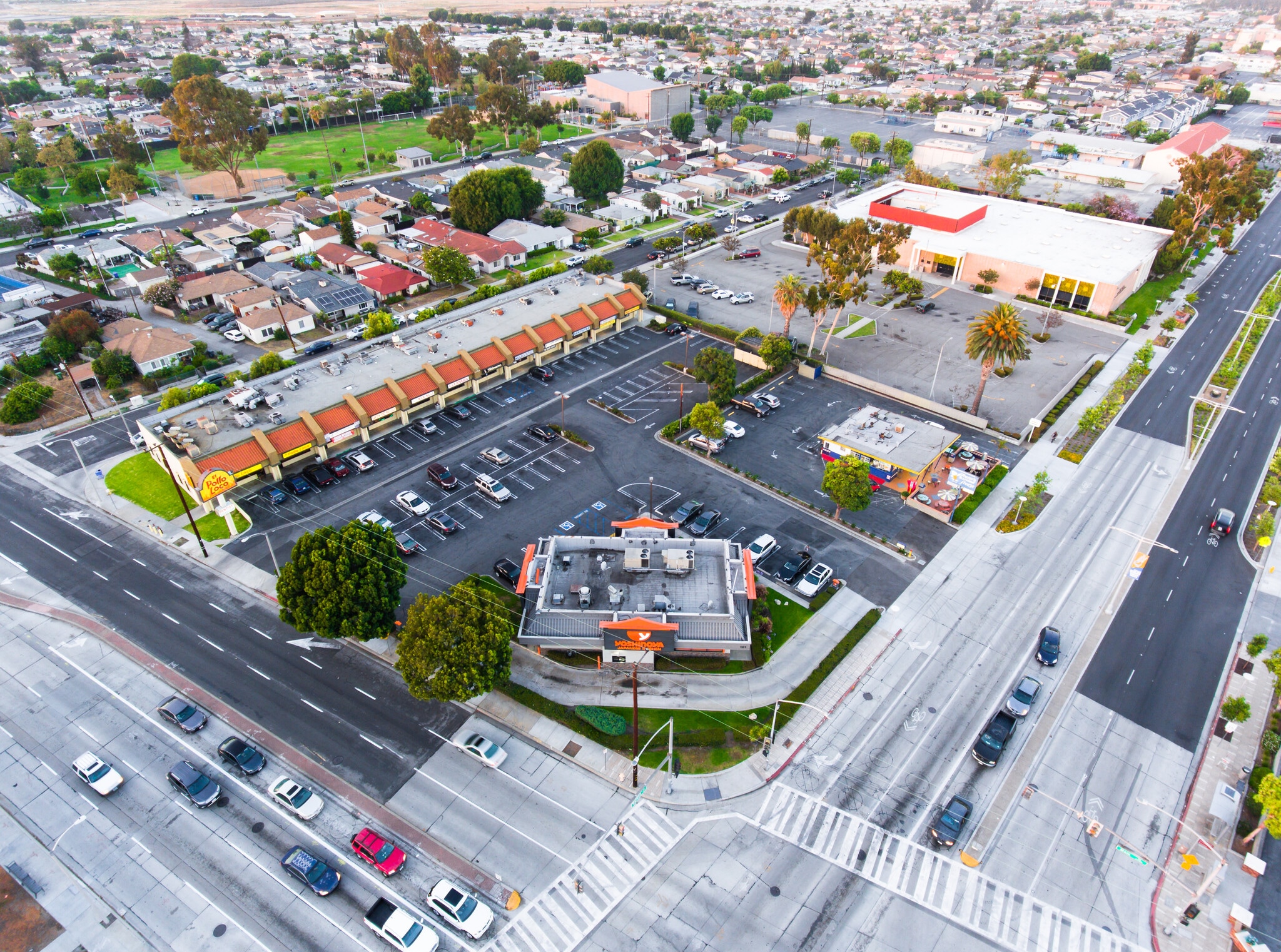 101-117 E Carson St, Carson, CA à louer Photo principale– Image 1 sur 2