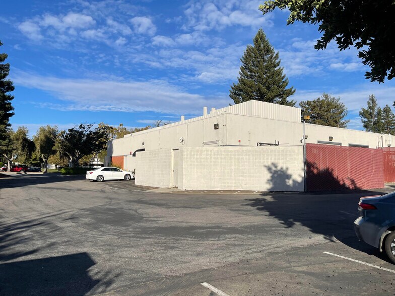 420 Oakmead Pky, Sunnyvale, CA à louer - Photo de l’immeuble – Image 3 sur 18