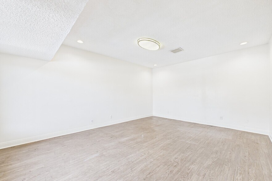 13615 Victory Blvd, Van Nuys, CA à louer - Photo de l’immeuble – Image 2 sur 12