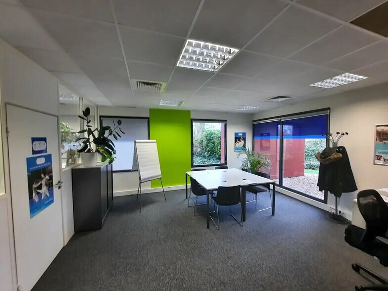 Bureau dans Petit-Couronne à louer - Photo de l’immeuble – Image 2 sur 14