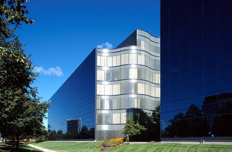 100 W Big Beaver Rd, Troy, MI à louer - Photo de l’immeuble – Image 2 sur 7