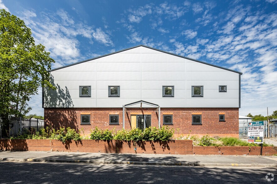 230-234 Briscoe Ln, Manchester à vendre - Photo de l’immeuble – Image 3 sur 4