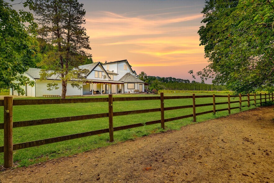 47266 SW Carpenter Creek Rd, Forest Grove, OR à vendre - Photo de l’immeuble – Image 1 sur 48