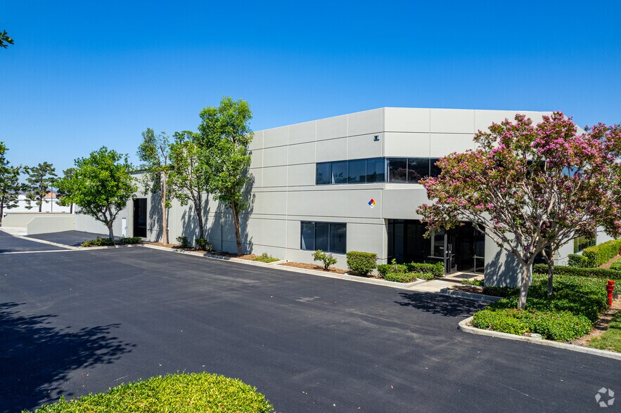 1141 California Ave, Corona, CA à vendre - Photo principale – Image 2 sur 49