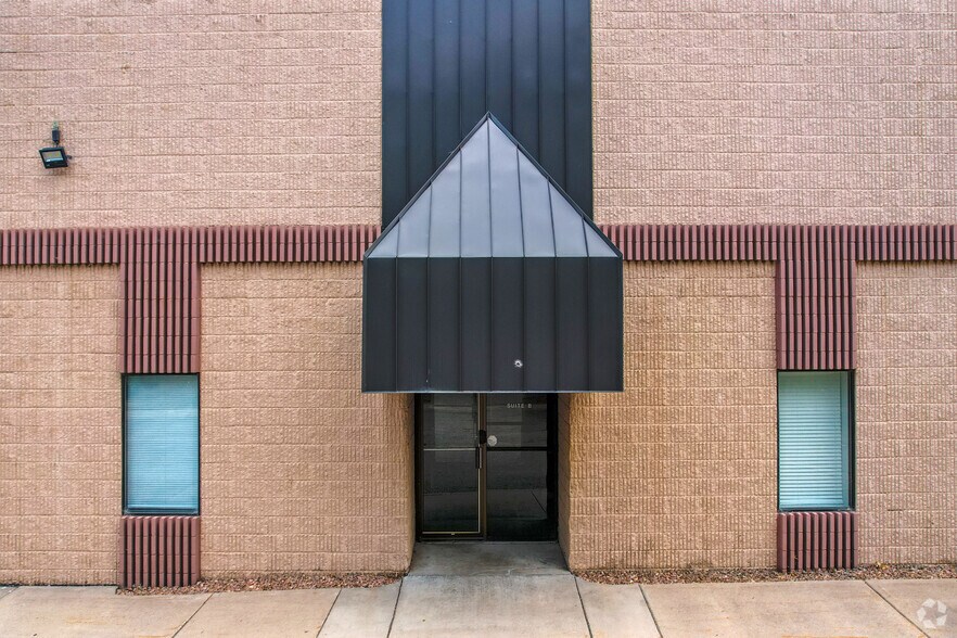 1601 67th Ave N, Brooklyn Center, MN à louer - Photo de l’immeuble – Image 2 sur 21