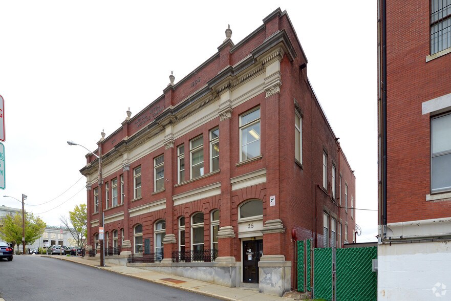 25 Maple St, Pawtucket, RI à vendre - Photo de l’immeuble – Image 3 sur 13
