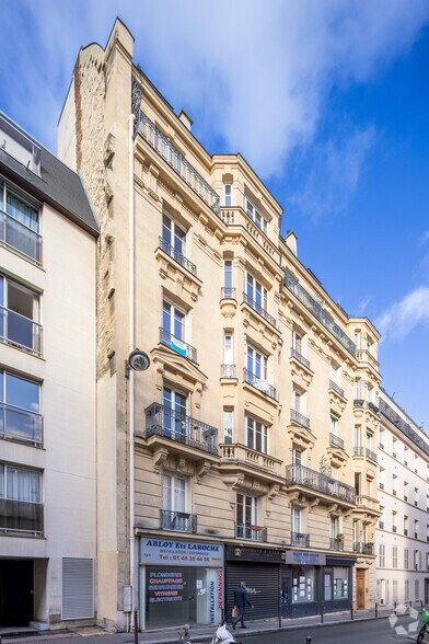 Immeuble residentiel dans Paris à vendre - Photo principale – Image 1 sur 1