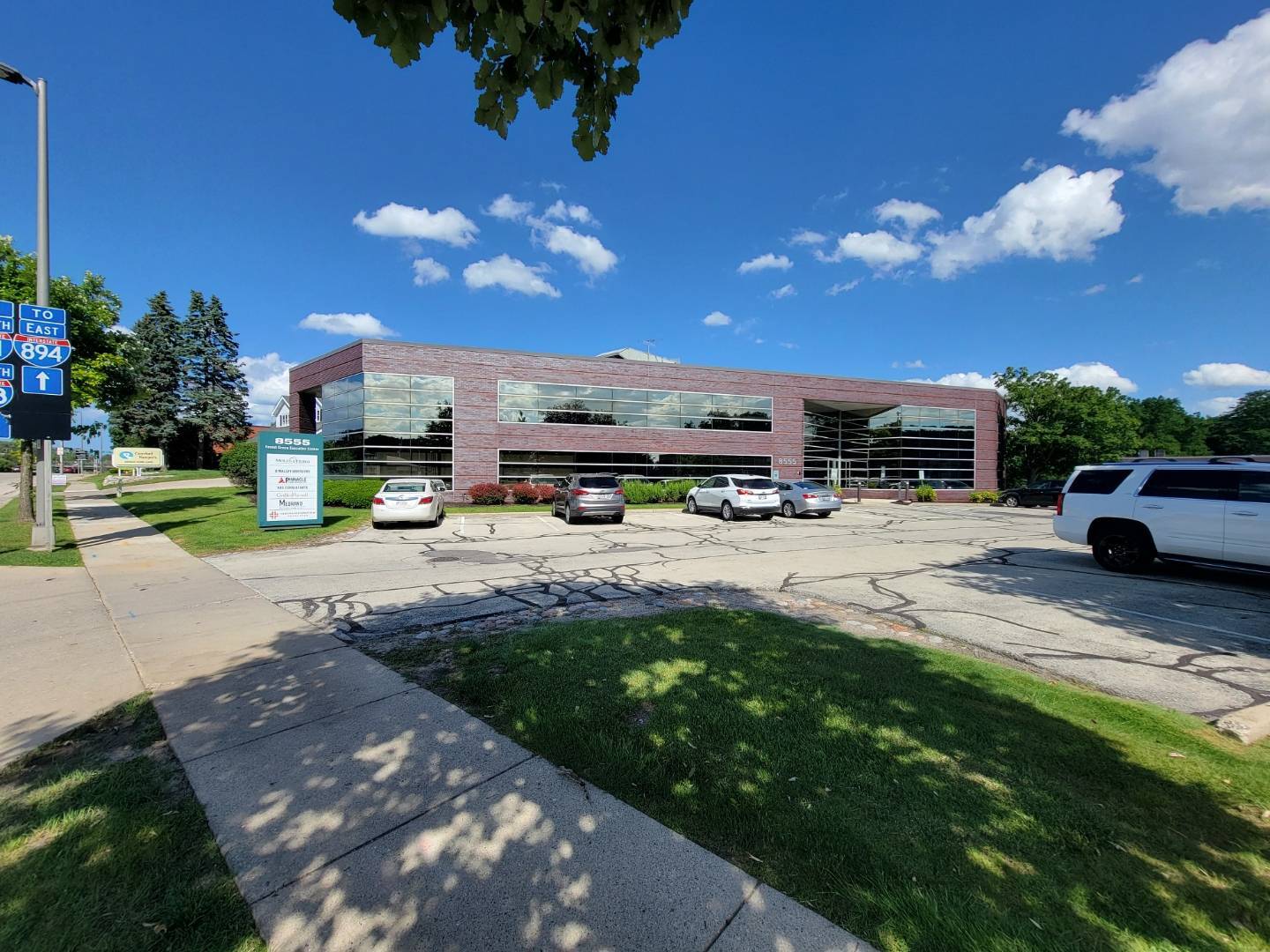 8555 W Forest Home Ave, Greenfield, WI à louer Photo de l’immeuble– Image 1 sur 6