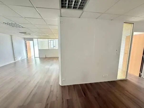 Bureau dans Évry-Courcouronnes à louer - Photo de l’immeuble – Image 2 sur 6