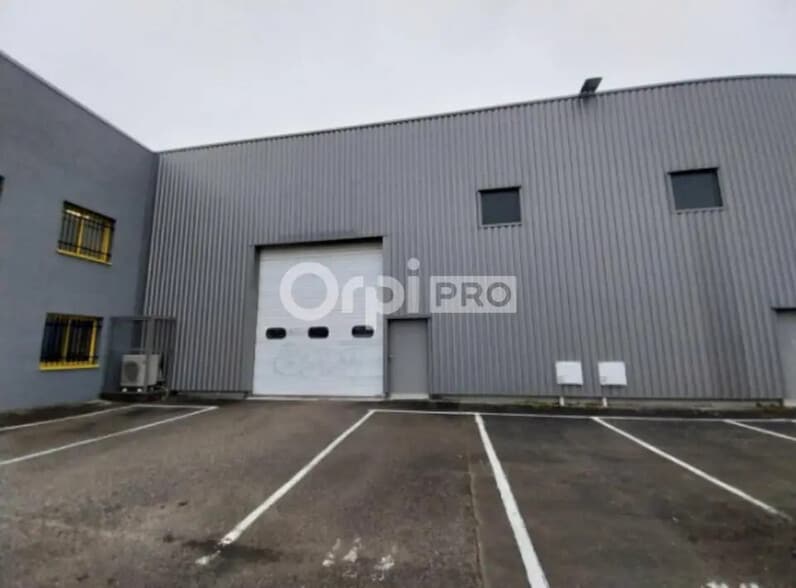 Local d’activités dans La Verpillière à louer - Photo de l’immeuble – Image 3 sur 3